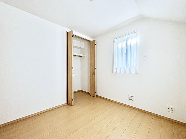 勾配天井が素敵な洋室。どんなお部屋にするか考えるのが楽しみですね。