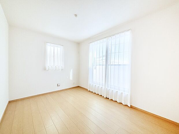 バルコニーが開放感をプラスしてくれる2階6帖の洋室