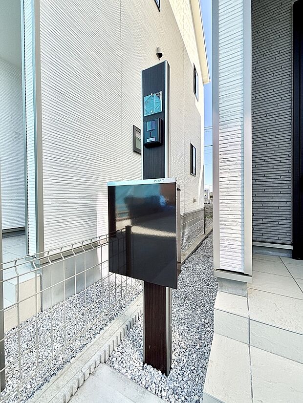 表札・インターホン・ポストをひとつに集約。エントランスになじむシンプルデザイン。