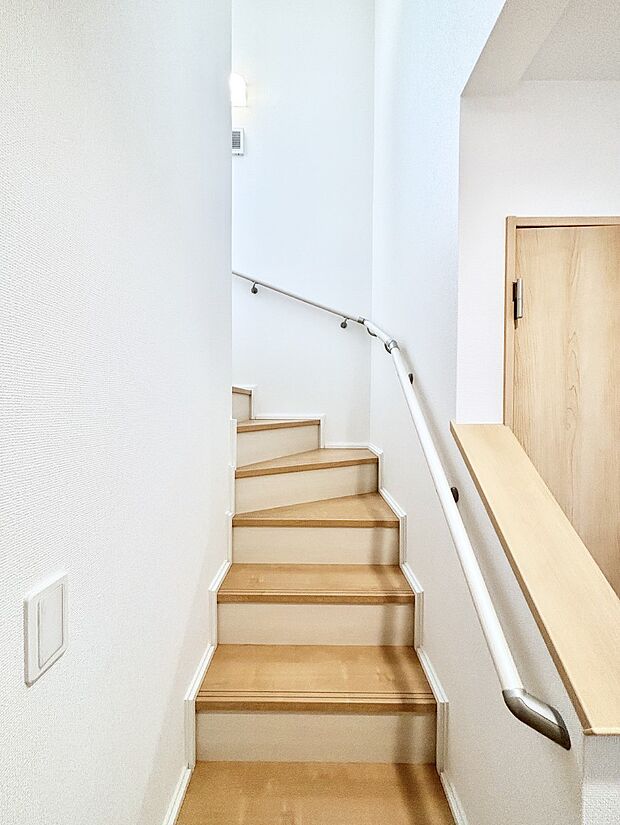 階段は手すり付きなので小さなお子さまやご高齢の方も安心です
