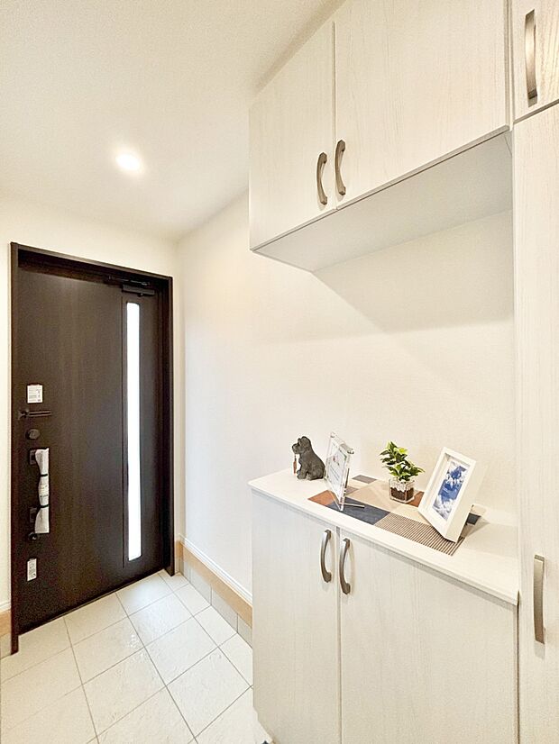 明るい陽光が入り込む玄関。ご家族の靴もスッキリ収納できる玄関収納付き!