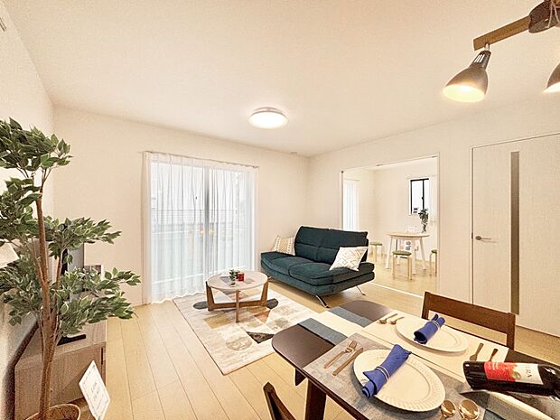 大きな窓からたっぷりの陽光と風を感じられるリビング