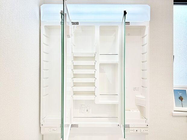 三面鏡の裏に、化粧品や衛生用品などを収納可能。洗面台をすっきりと保ちます!