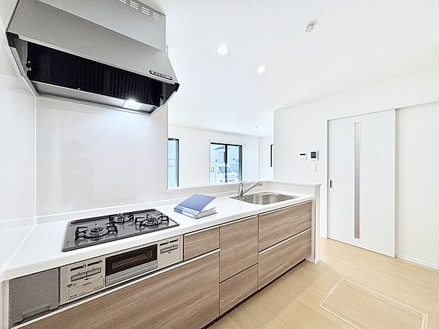 リビングで遊ぶお子様を見守りながらお料理ができる対面キッチン。