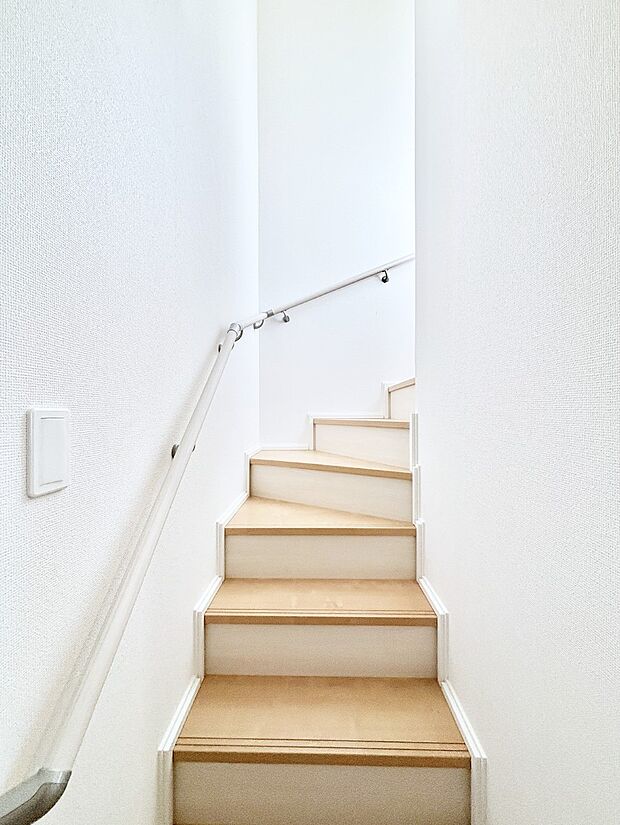 安全性を考慮し階段には手すりを設置しています