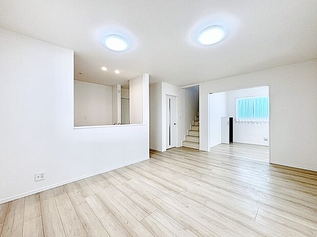 家族の笑顔が自然と生まれてくる、そんな雰囲気のダイニングに仕上がっています。