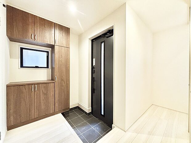 明るい玄関はお客様をお出迎えするのにぴったりです!