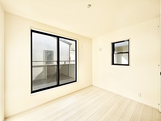 子ども部屋にぴったりの明るい空間。  
