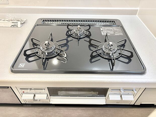 ガスコンロはＳｉセンサー搭載。火力調節や焦げ付き・消し忘れも防いでくれます。