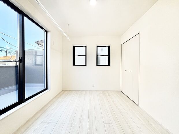 バルコニーが開放感をプラスしてくれる洋室