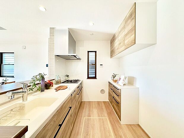 キッチン上部に吊戸棚があるのでキッチン周りがスッキリ片付きます。