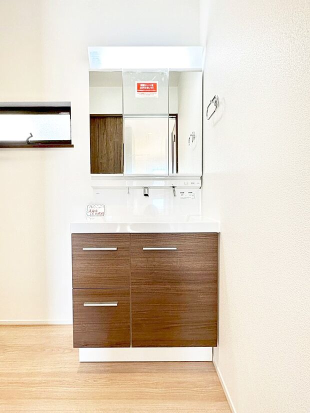 スタイリングに便利な三面鏡、ミラーキャビネットで細かい物スッキリ