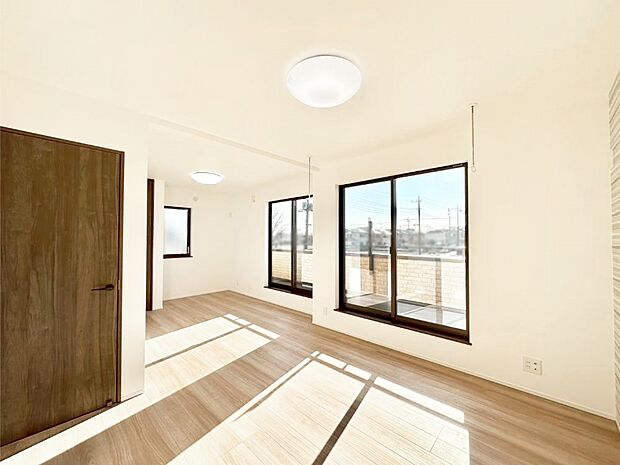 ライフスタイルに合わせて2部屋として利用できる広々とした洋室。