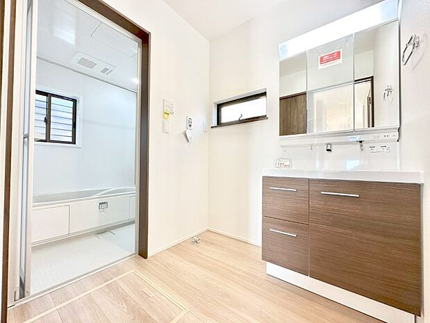 清潔感溢れるホワイトカラーを基調としたランドリースペース