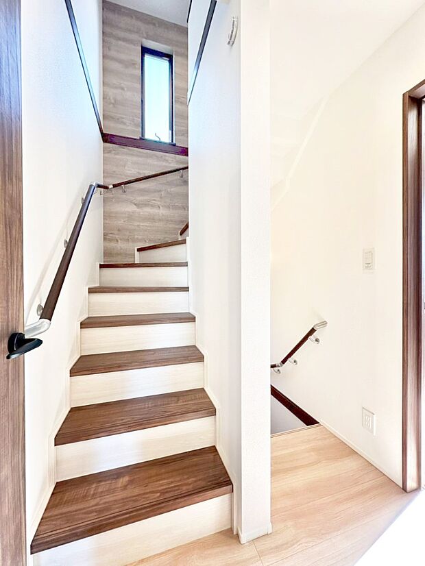 ご家族間のコミュニケーションが深まるリビングイン階段を採用