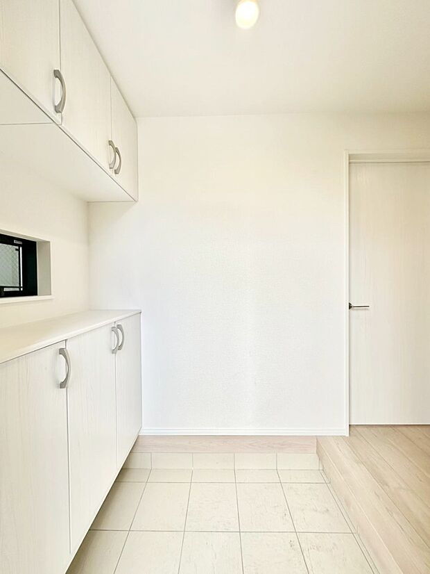 飾り棚を利用して、お越しいただくお客様をおもてなしできます。