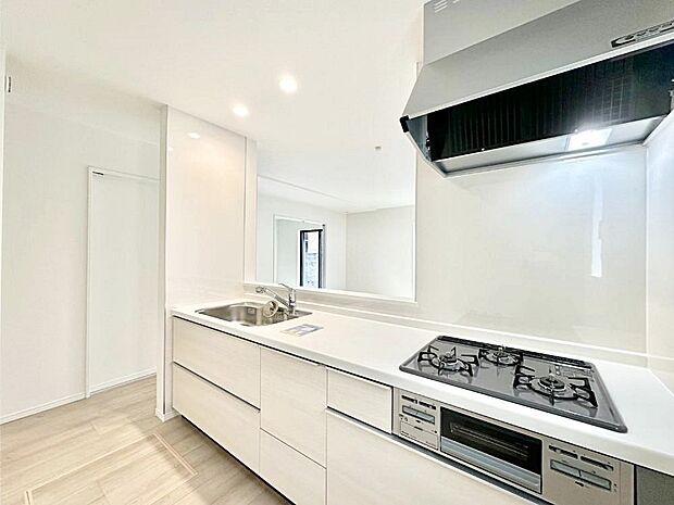 カウンター越しに楽しいおしゃべり。いつものお料理がもっと美味しくなりそうですね。