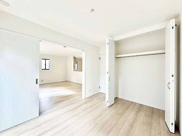 リビング横の洋室は引き戸を開ければリビングと一体に。閉じれば独立した洋室に。