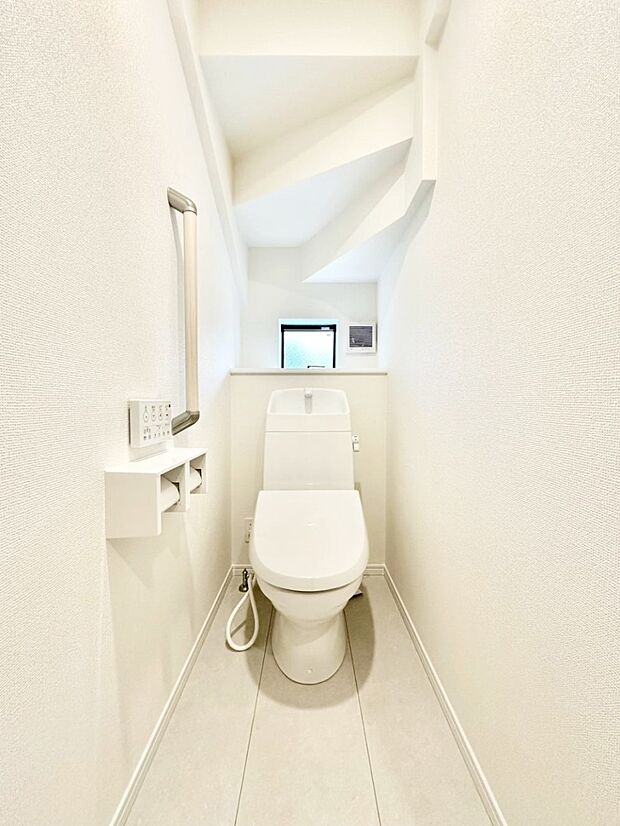 清潔感あるシャワートイレ。小窓から光が注ぎ込みます！