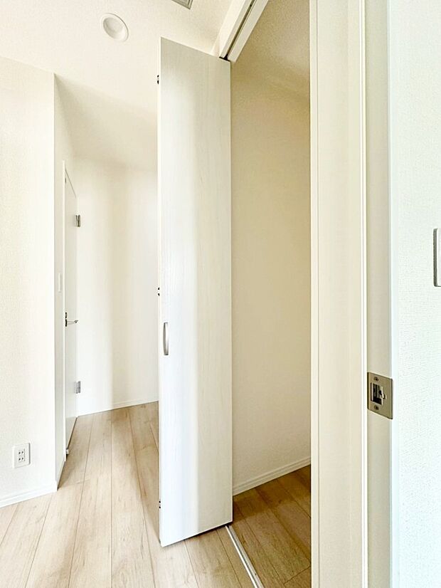 2階廊下収納には掃除用品や日用品のストックなどを収納できます。