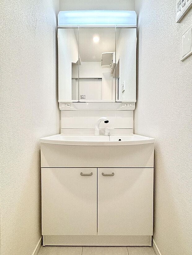 大きく見やすい三面鏡で清潔感ある洗面台は、身だしなみチェックや肌のお手入れにおすすめです。