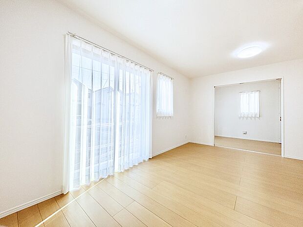 大きな窓からたっぷりの陽光と風を感じられるリビング