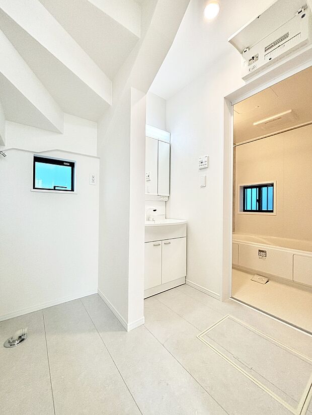 小窓がついているので湿気の多い場所でも換気が十分行えます。毎日の身支度を気持ち良く!