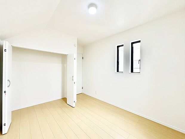 窓からのやさしい光が心地よいプライベートルーム