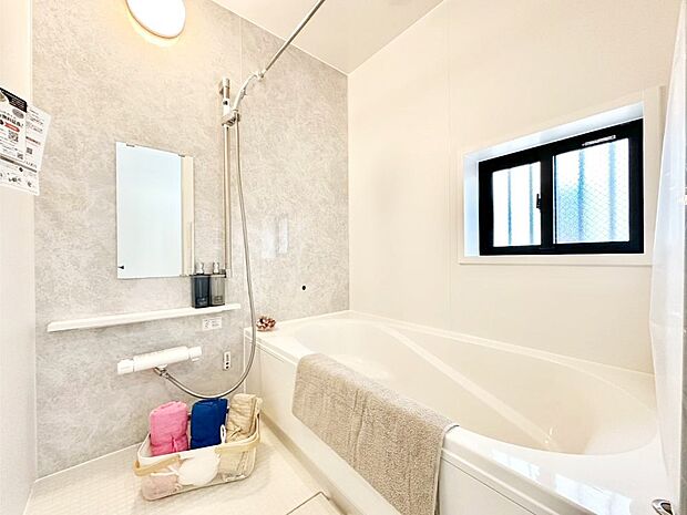 一日の疲れを癒してくれる明るい清潔感のあるバスルーム