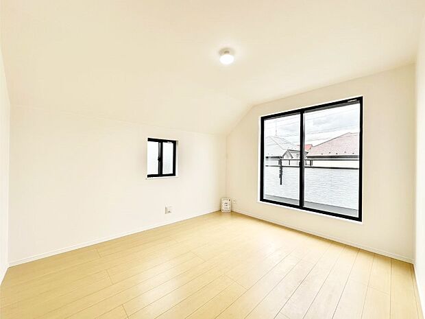 バルコニーが開放感をプラスしてくれる洋室