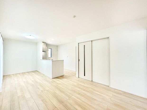 ナチュラルテイストの優しく柔らかい色使いのフローリングが素敵なリビングですね。