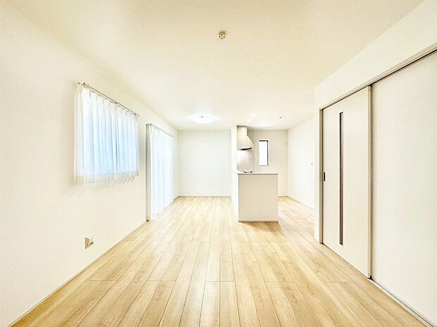 明るい陽光が注ぎ、寛ぎの雰囲気に満たされるリビング・ダイニング。 