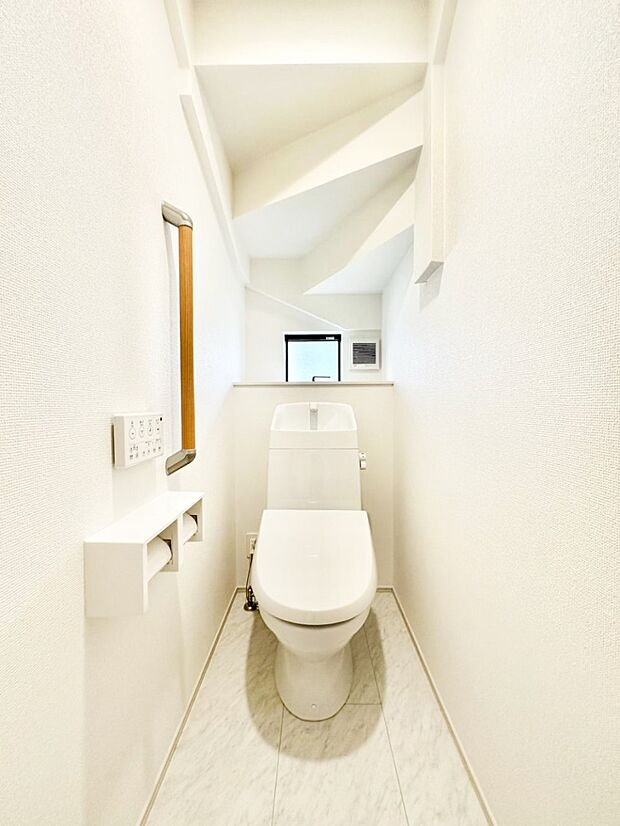 明るく清潔感のあるトイレです。