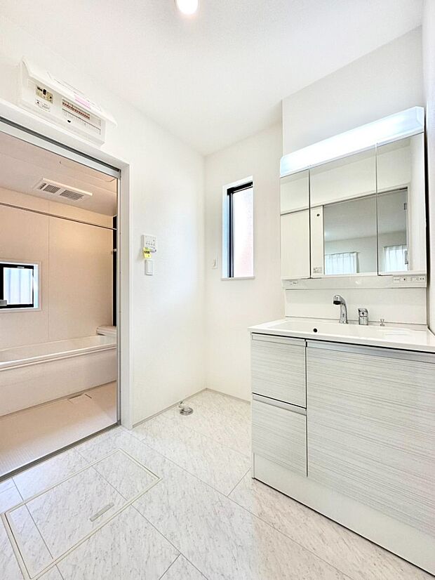 清潔感のある快適空間です。毎日の身支度も気持ち良くお使い頂けます。