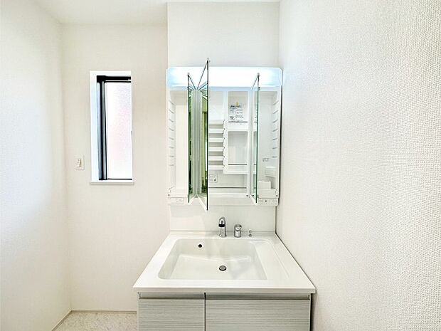 三面鏡の裏に、化粧品や衛生用品などを収納可能。洗面台をすっきりと保ちます！  