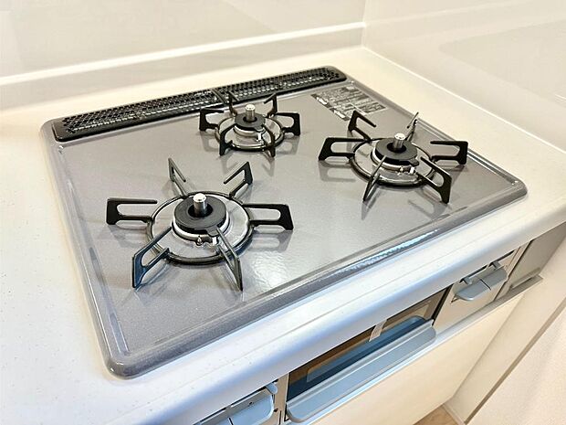 ガスコンロはＳｉセンサー搭載。火力調節や焦げ付き・消し忘れも防いでくれます。