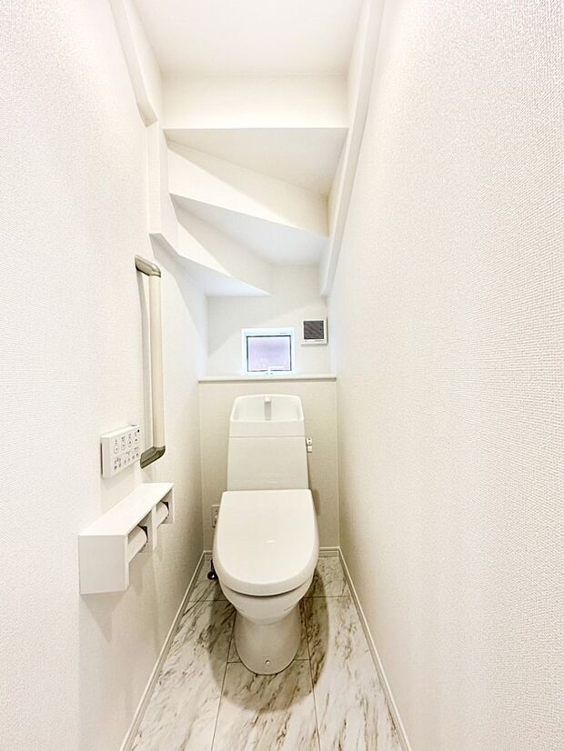 明るく清潔感のあるトイレです。   