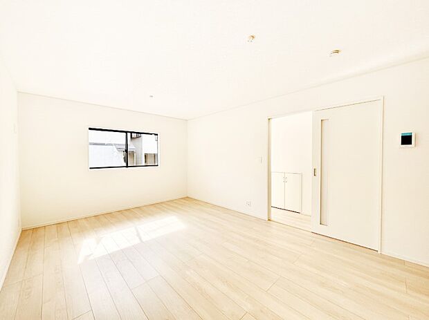 明るい陽光が注ぎ、寛ぎの雰囲気に満たされるリビングダイニング