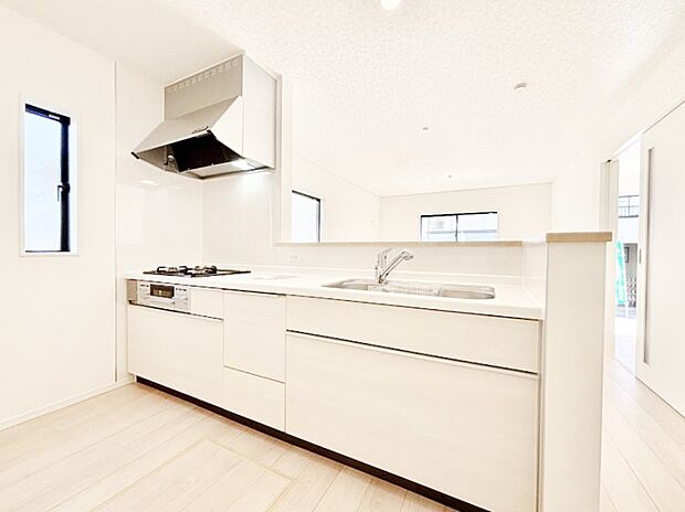 ご家族の会話弾む対面キッチン。お料理中のパパママもご家族と過ごす時間が増えそう！