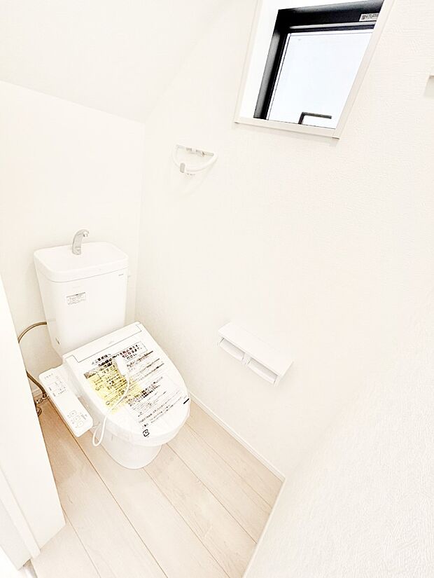 清潔感あるシャワートイレ。小窓から光が注ぎ込みます！