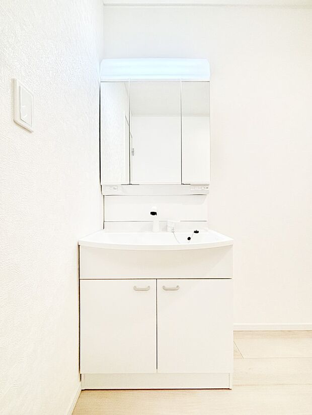 三面鏡キャビネット・シャワー付き洗面化粧台で忙しい朝の身支度もスムーズに!