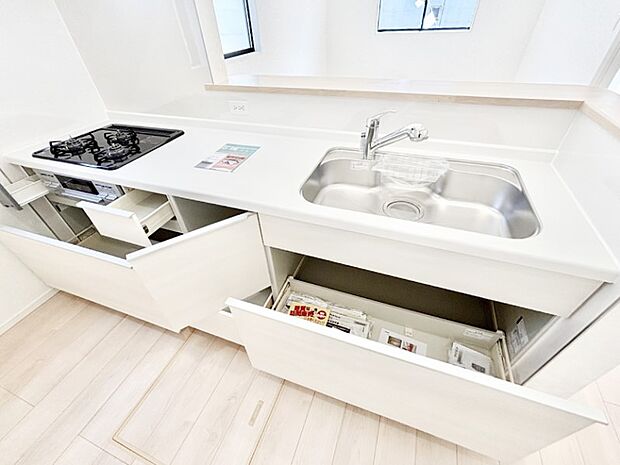 収納スペースもたっぷり!広々とした作業スペースで家事もラクラク!