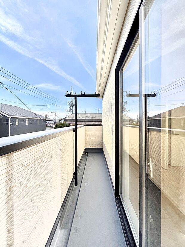 暖かな陽光が降り注ぐバルコニーはお洗濯におすすめ。爽やかな風も心地よいです。