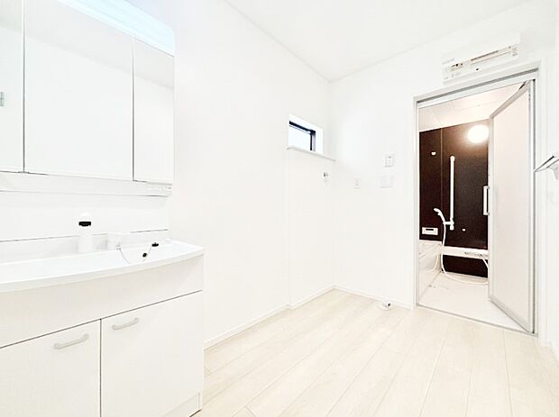 1日の始まりも心地よく！柔らかな朝の光を感じられる窓がついた洗面室