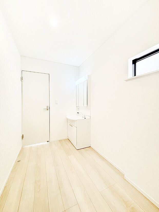 清潔感のある快適空間です。毎日の身支度も気持ち良くお使い頂けます!