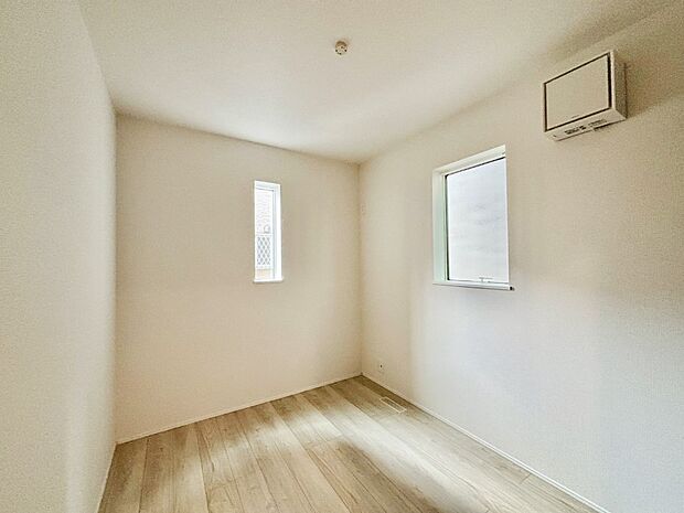 小窓付きの明るい納戸は用途様々