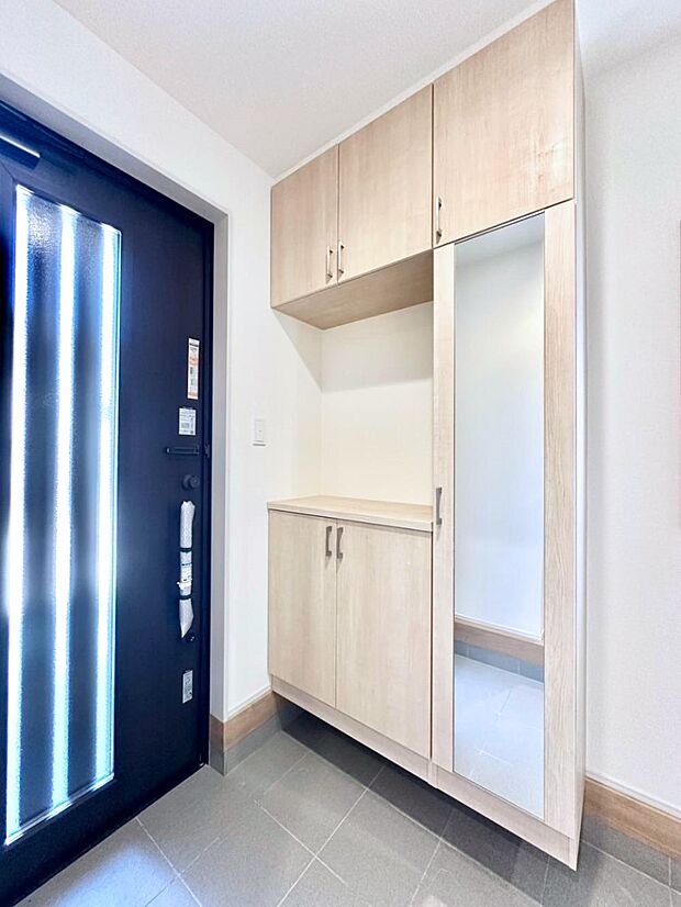 明るい玄関はお客様をお出迎えするのにぴったりです!