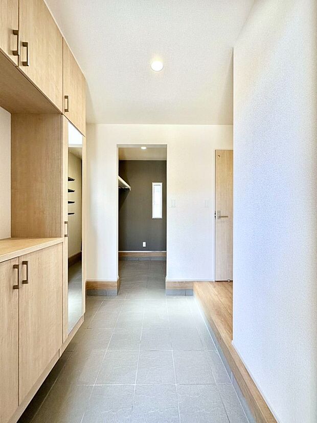 明るい玄関はお客様をお出迎えするのにぴったりです!