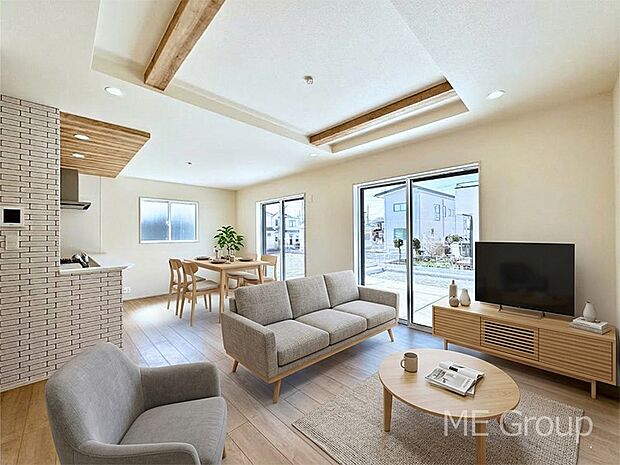 ご家族の賑やかな話し声で包まれる明るいリビング ※家具はCGです