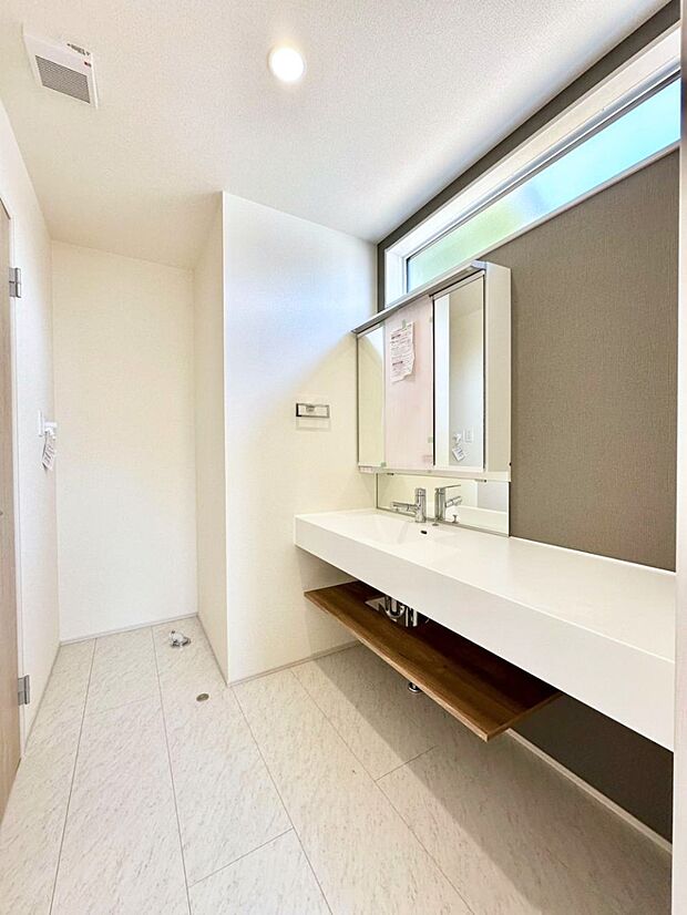 清潔感のある快適空間です。毎日の身支度も気持ち良くお使い頂けます。